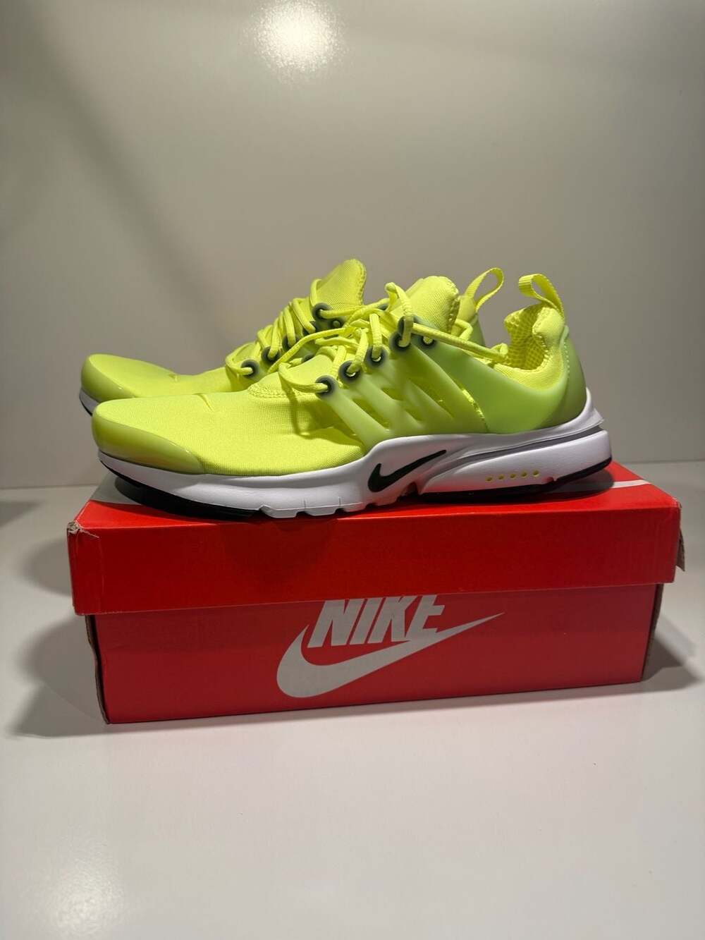 Nike Air Presto Size 5.5 Volt Black White